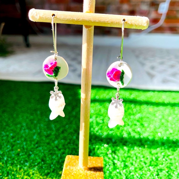 Earrings - Picture 1 of 2